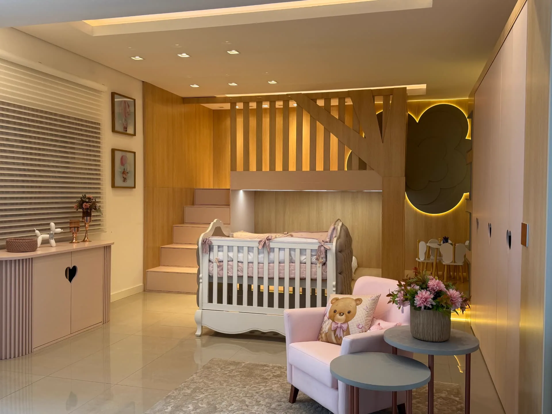 Quarto infantil planejado com cama suspensa, escada com gavetas e iluminação embutida