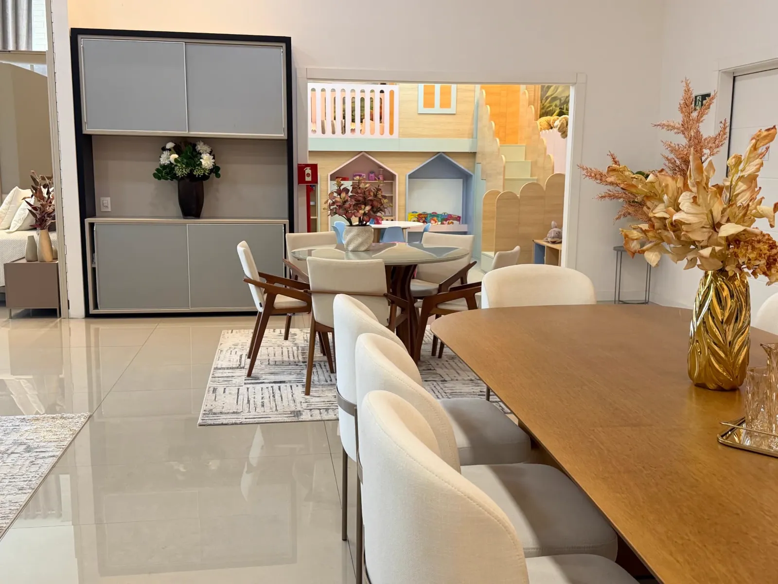 Conjunto de salas de jantar do showroom com mesas em madeira e buffet planejado
