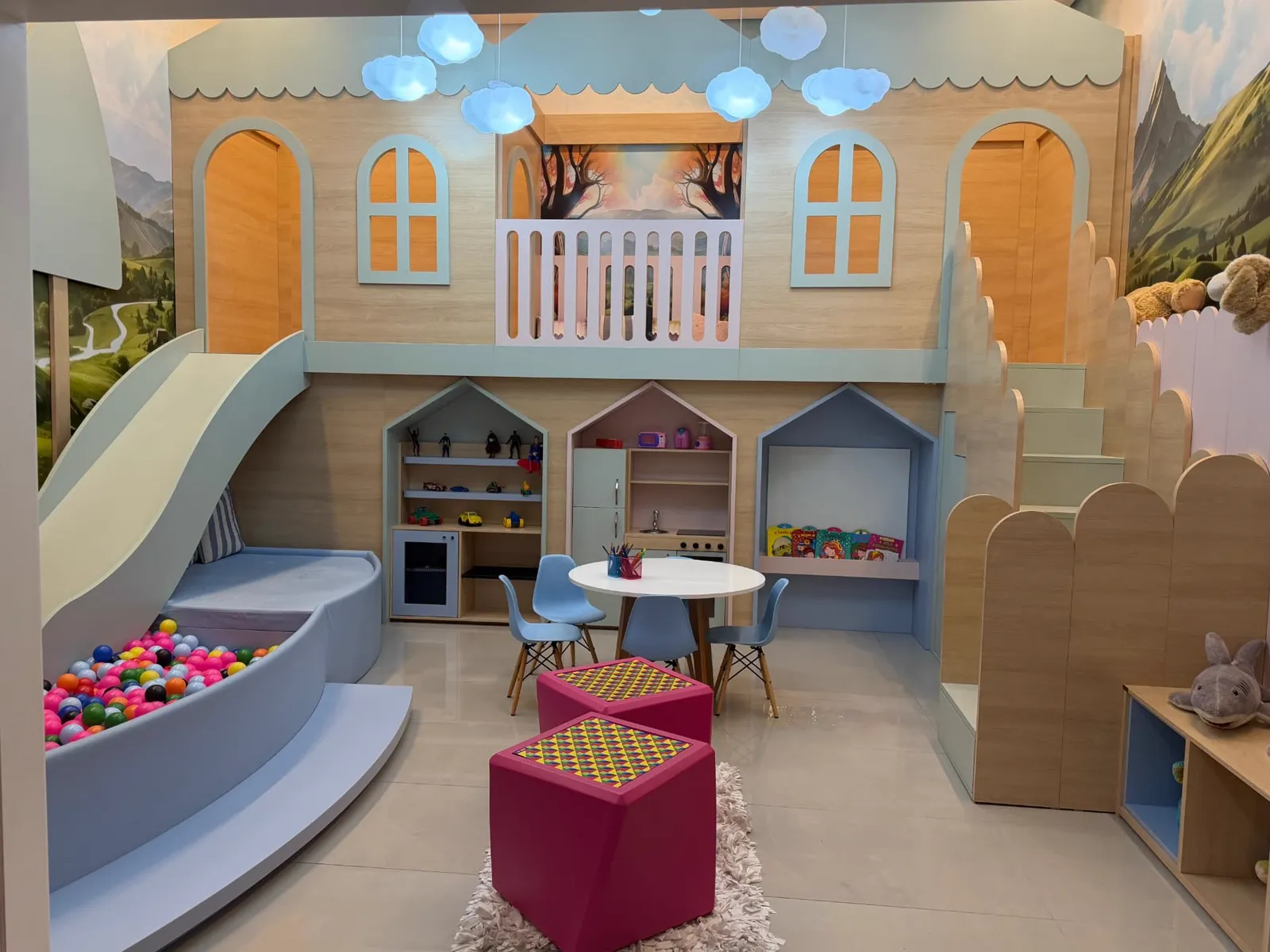 Brinquedoteca do showroom com casinha planejada, escorregador e piscina de bolinhas