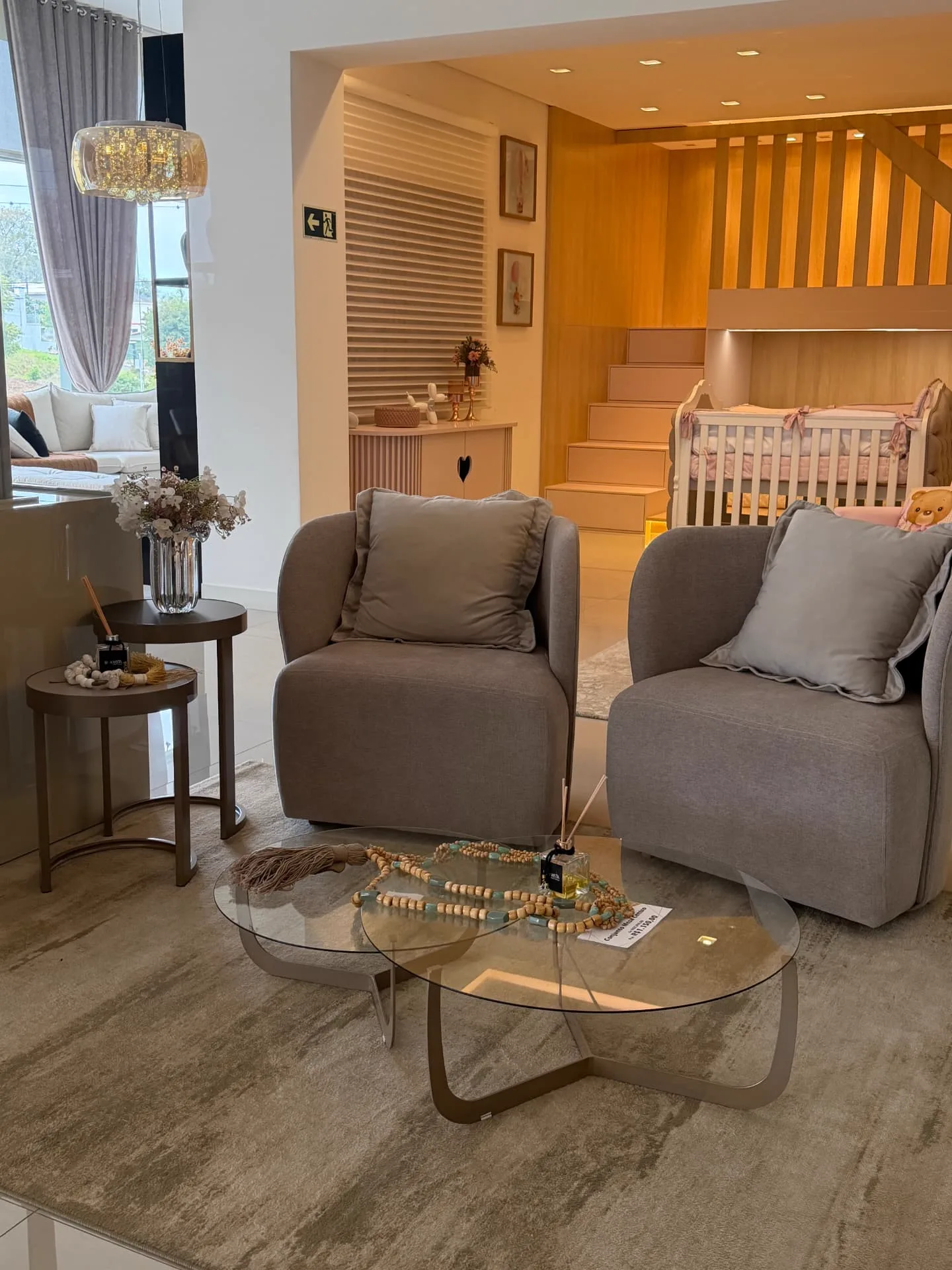 Ambiente de estar e quarto infantil montado no showroom