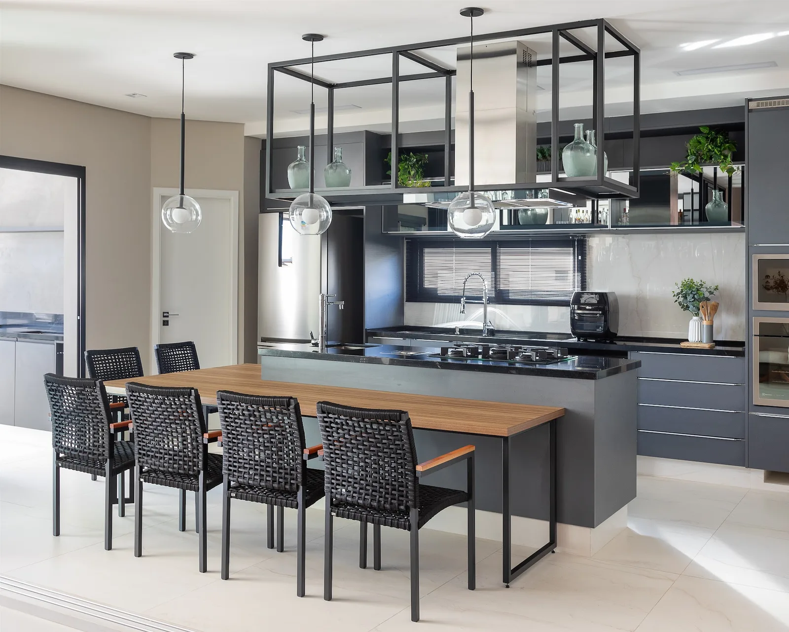 Cozinha planejada com ilha central montada no showroom